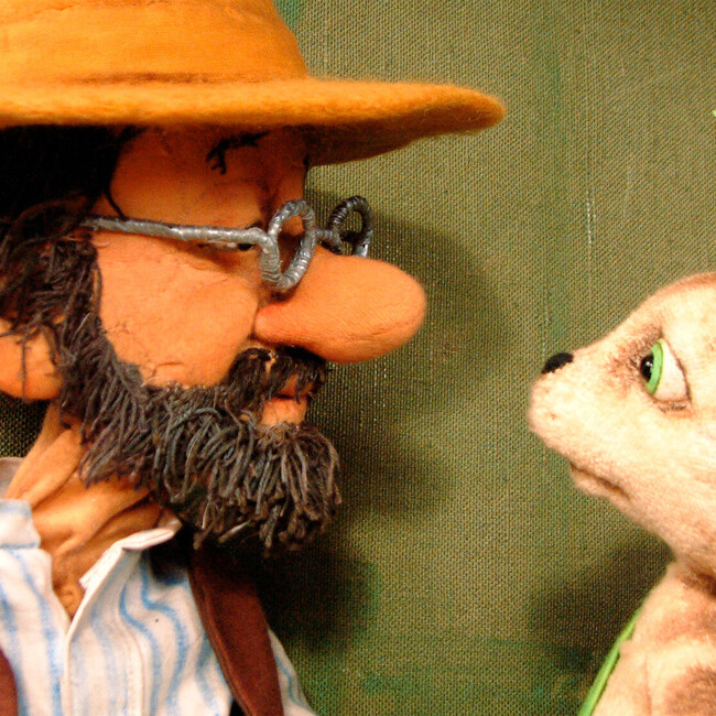 Pettersson (Mann mit Hut, Bart und Brille) zusammen mit Findus (Katze) 