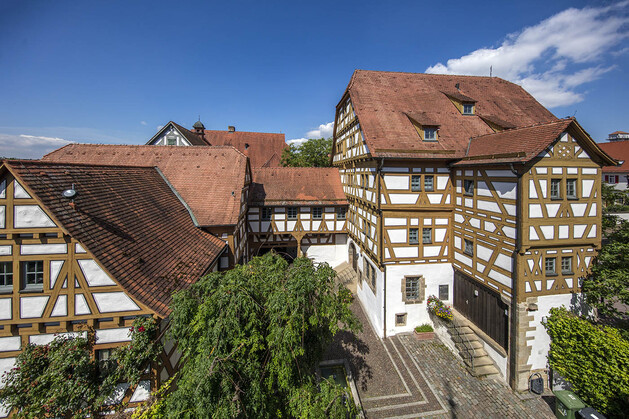 Fachwerkhaus mit Innenhof und blauem Himmel 