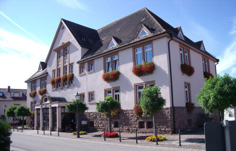 Blick auf ein großes Gebäude in der Stadt mit Blumenschmuck