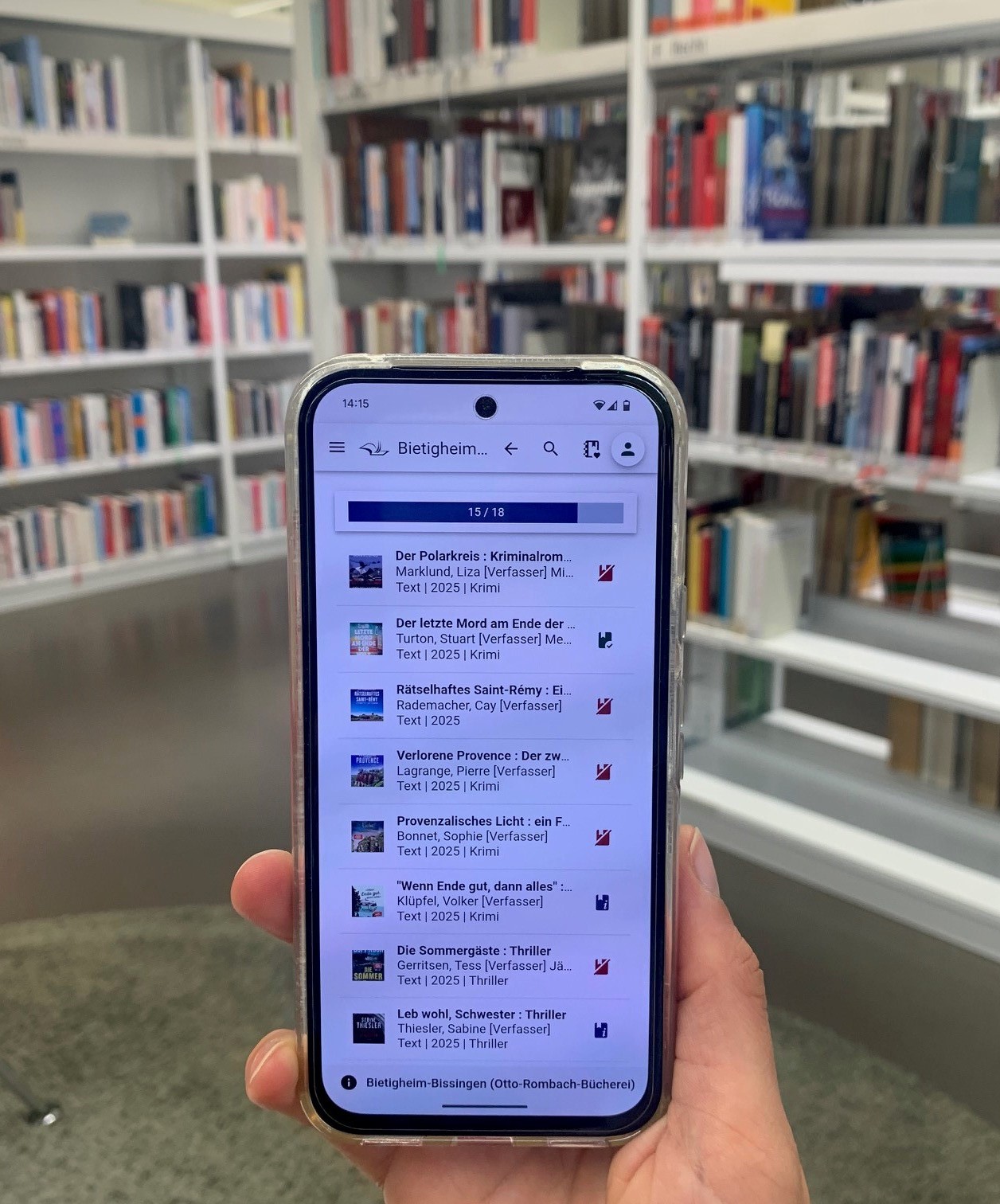 Zeigt ein Smartphone mit der Bibiotheks-App