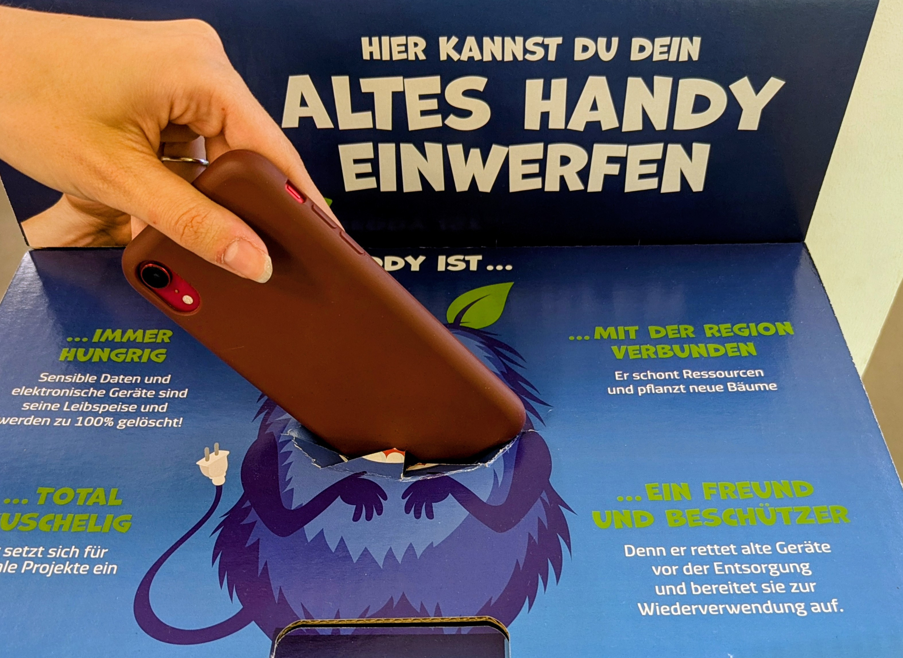 Zeigt ein Smartphone, das in einen Karton getan wird