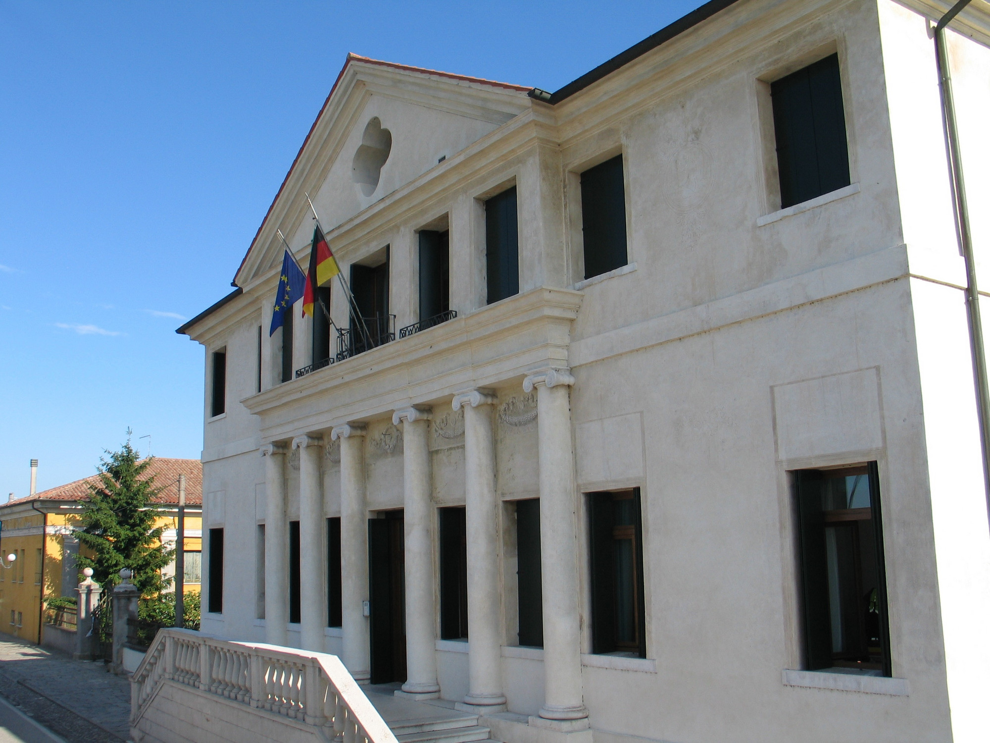 Altes Gebäude in einer italienischen Stadt pontelongo_2_Headbild.jpg
